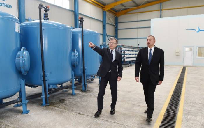 Salyan: Ilham Aliyev visite le complexe du dessalement de l'eau de mer dans le village de Khydyrly
