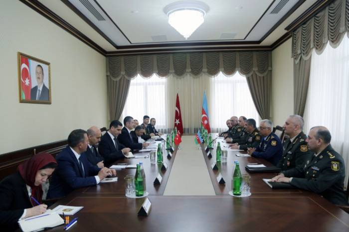 L’Azerbaïdjan et la Turquie discutent de leur coopération militaire