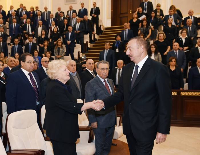 Ilham Aliyev nimmt an der Abschiedszeremonie für Lotfi Zadeh teil - BILDER