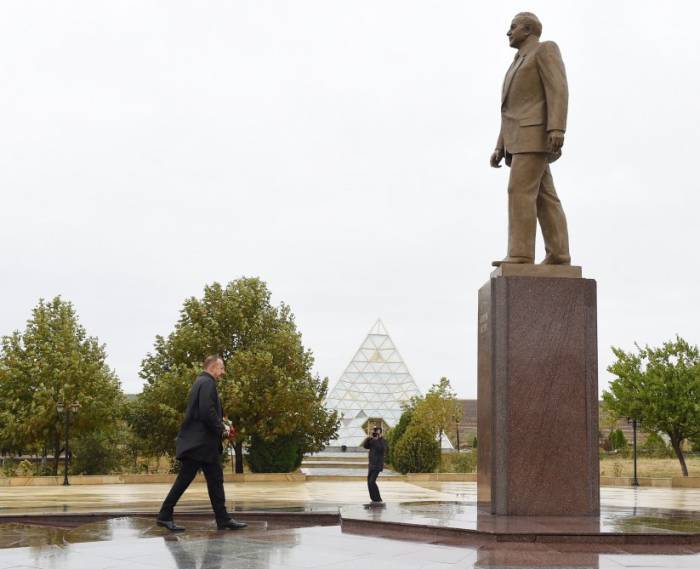 Ilham Aliyev zu Besuch in Gobustan