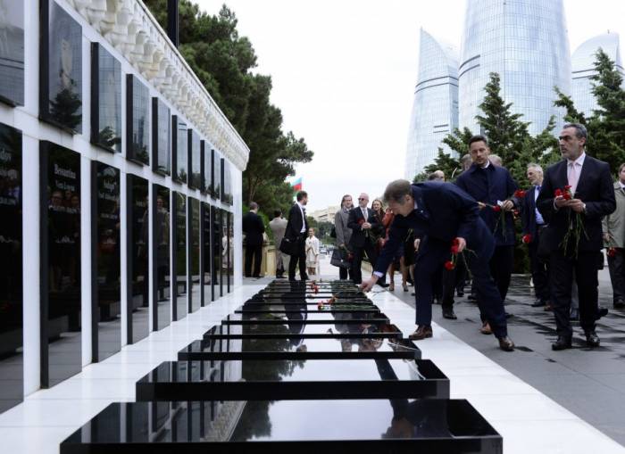 Une délégation de l’UE rend hommage aux martyrs à Bakou