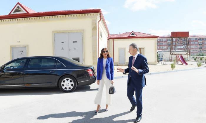 M.Aliyeva s’est familiarisée avec le nouvel immeuble construit pour les familles déplacées