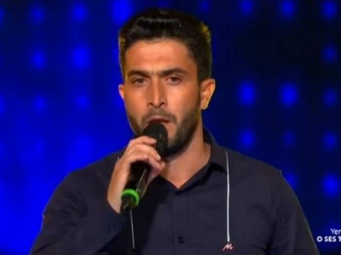 Ein Hirt aus Aserbaidschan singt Lied von Raschid Behbudov auf Bühne “O ses Türkiye“