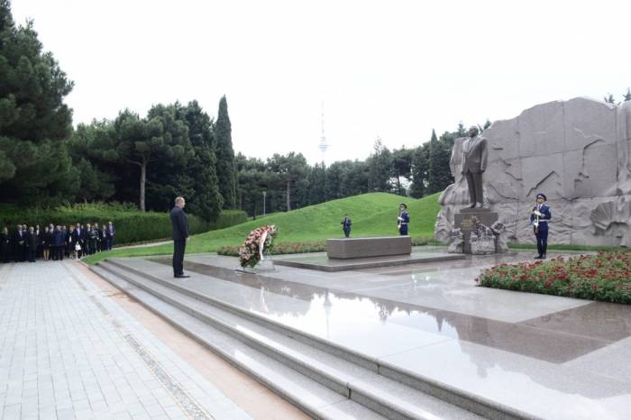 Le président bulgare visite la tombe du leader national Heydar Aliyev et l’Allée des Martyrs 