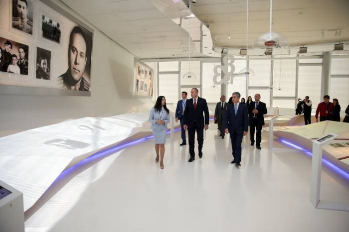 Bulgariens Präsident Rumen Radev lernt Heydar Aliyev Zentrum kennen