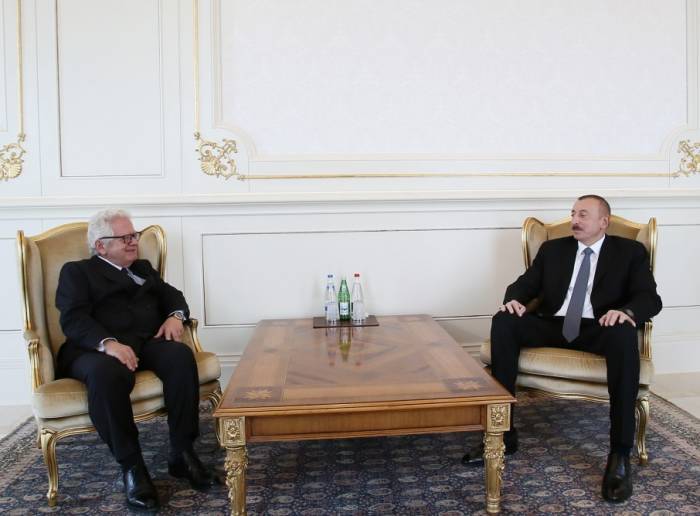 Ilham Aliyev reçoit les lettres de créance du nouvel ambassadeur de Grèce