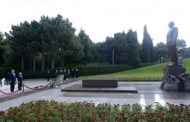 Vice president of Czech Senate pays respect to national leader Heydar Aliyev and Azerbaijani martyrs
