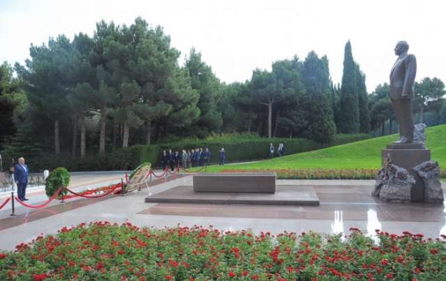 Iranian minister pays respect to national leader Heydar Aliyev
