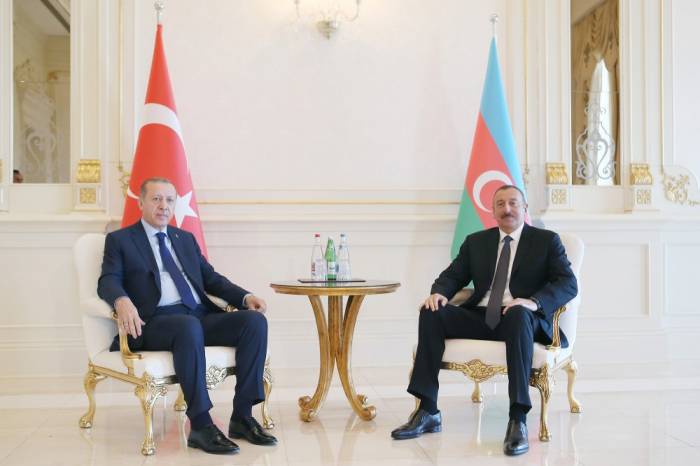 Staatpräsident Ilham Aliyev und Präsident Recep Tayyip Erdoğan treffen sich unter vier Augen
