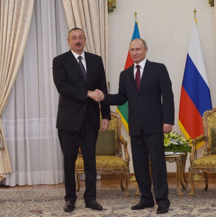 Ilham Aliyev trifft sich mit Präsident Putin in Teheran