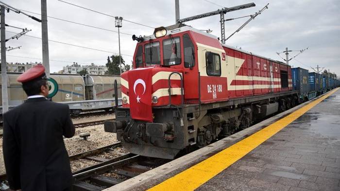 Le train de marchandises sur le chemin de fer Bakou-Tbilissi-Kars arrive à Mersin
