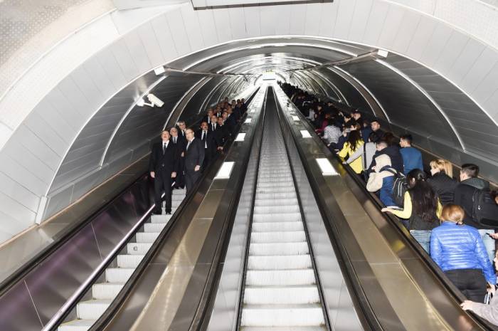 Ilham Aliyev inspiziert Retro-Züge der Bakuer U-Bahn