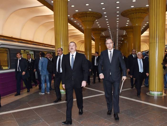 Ilham Aliyev prend connaissance des anciens wagons restaurés du métro de Bakou - PHOTOS