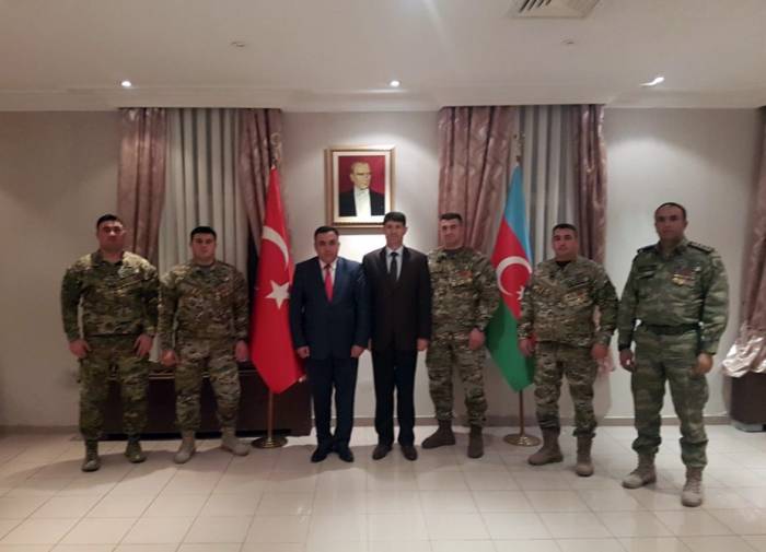 Türkischer Militärattaché in Aserbaidschan trifft sich mit einer Gruppe von Militär für besondere Aufgaben