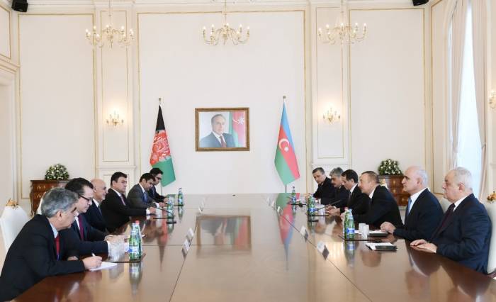 Ilham Aliyev und Präsident Mohammad Ashraf Ghani führen Gespräche im erweiterten Format