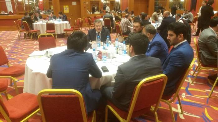 Des entrepreneurs azerbaïdjanais et trucs élargissent la coopération réciproque