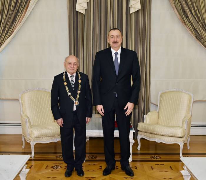 Ilham Aliyev a remis l’Ordre Heydar Aliyev au sculpteur Ömer Eldarov
