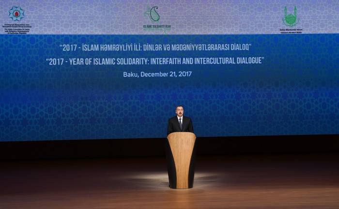 Ilham Aliyev nimmt an der internationalen Konferenz teil