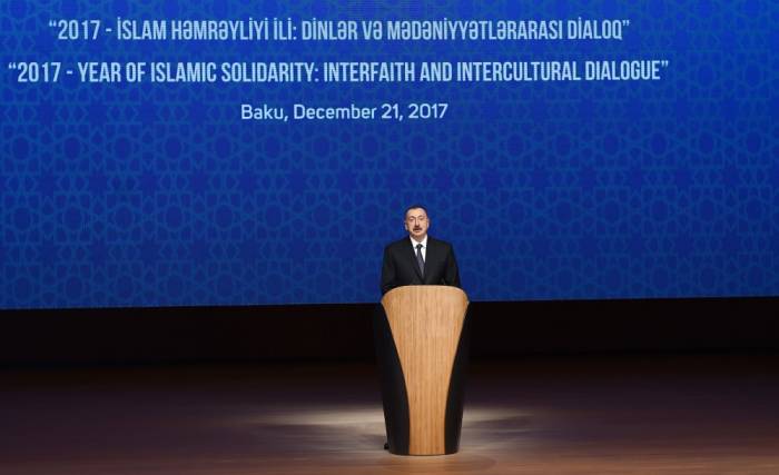 Ilham Aliyev assiste à une conférence internationale - PHOTO
