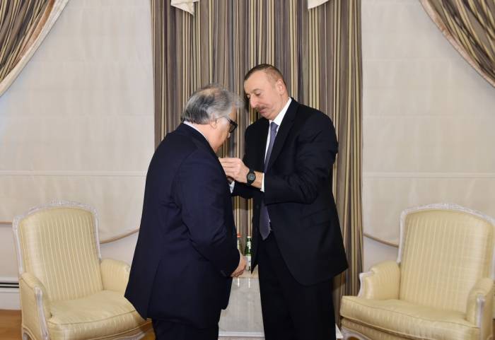 Ilham Aliyev a remis l’ordre «Istiglal» à l’Artiste du peuple Farhad Badalbeyli - PHOTOS