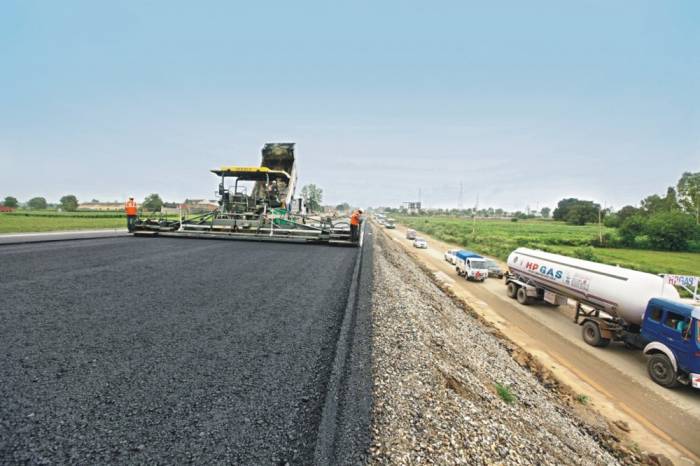 Le président Ilham Aliyev alloue 2 millions de manats à la construction routière à Aghdam

