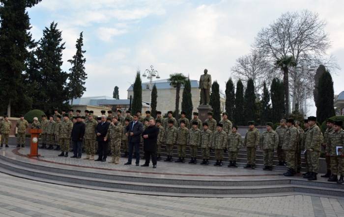 Ehtiyata buraxılan hərbi qulluqçular yola salınıb