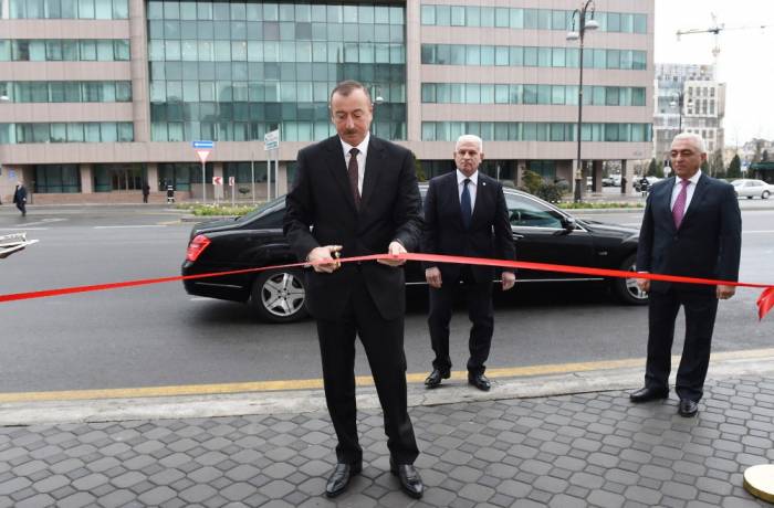 Ilham Aliyev weiht Verwaltungsgebäude von Verteilungsnetz Baku und neue Umspannwerke ein