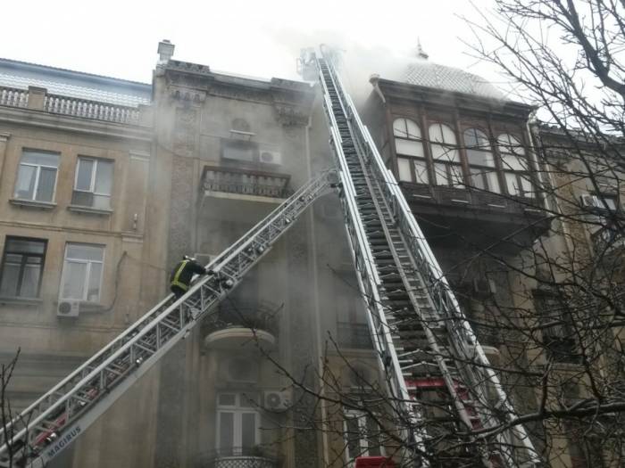 Bakıda yaşayış binasındakı yanğın söndürülüb - Yenilənib