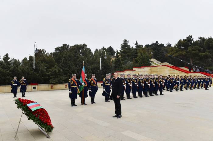 Aserbaidschans Präsident Ilham Aliyev besucht Märtyrerallee