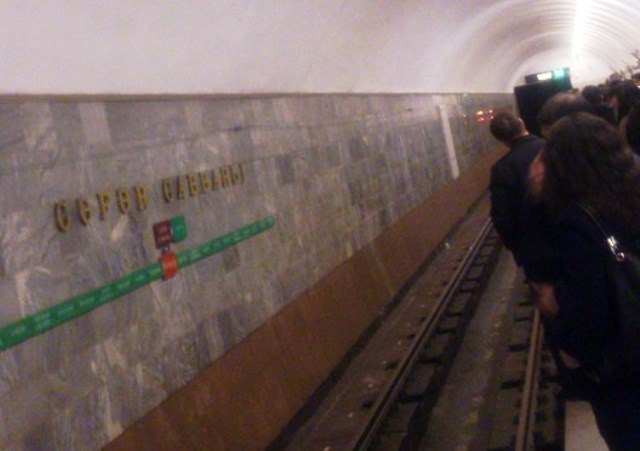 Metroda yenə problem: Sərnişinlər qatar gözləyir