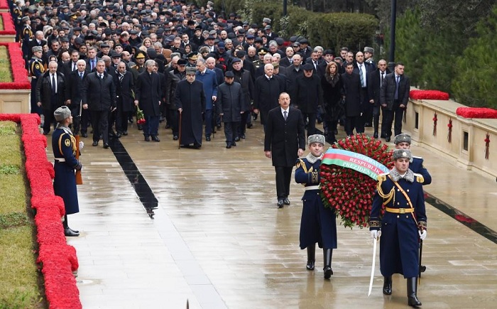 Ilham Aliyev visite l’Allée des Martyrs - PHOTOS