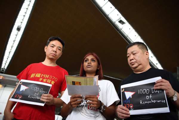 Vol MH370: Les proches des victimes vont chercher des débris