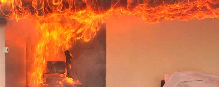 Feuerwehr rettet Mann aus brennendem Bett