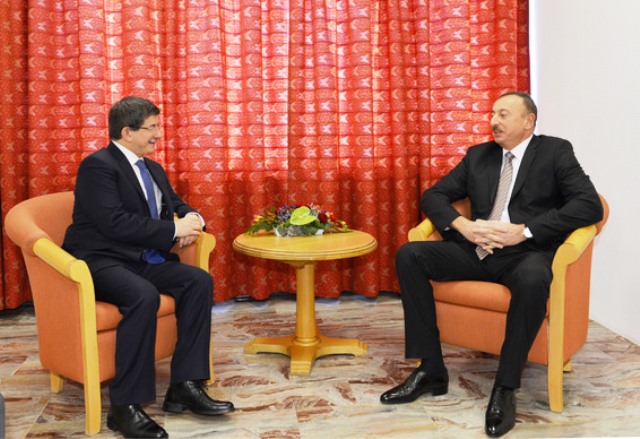 Prezident Davudoğlunu təbrik etdi