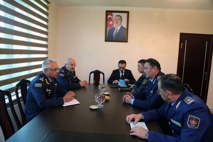 Le commandant de l’Armée de l’air kazakhe est arrivé en Azerbaïdjan