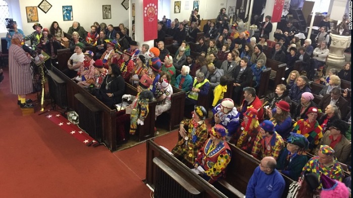 ¿Payasos en misa? Esta iglesia está dedicada a la risa