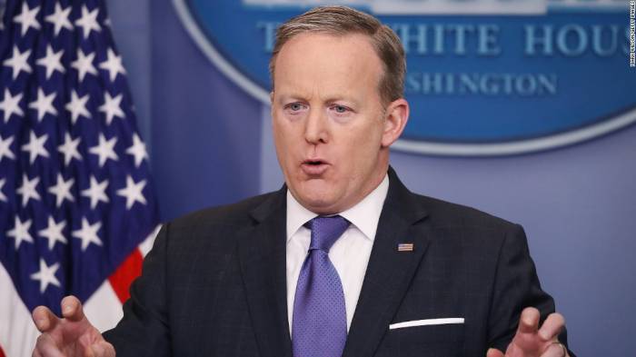 Sean Spicer provoque l'hilarité des journalistes en tentant d'expliquer "covfefe" - VIDEO