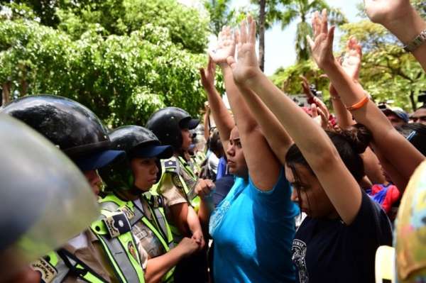 Venezuela : début d`un dialogue gouvernement-opposition le 30 octobre