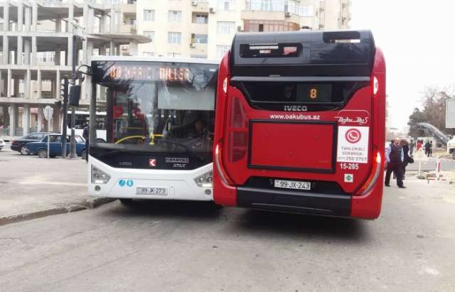 Bakıda iki avtobus toqquşdu - Tıxac yarandı (Foto)