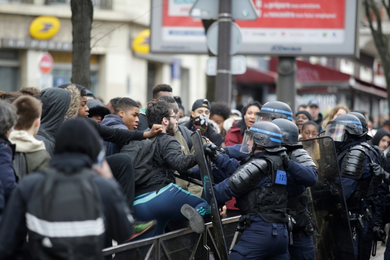 Violences policières: heurts lors d`une manifestation à Paris