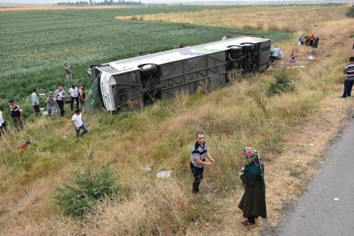 Avtobus dərəyə aşdı: 5 ölü, 40 yaralı