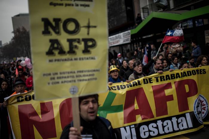 ¿Qué son las AFP y por qué las quieren cambiar en Chile?