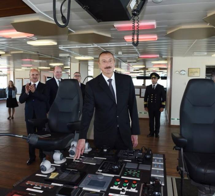 Ilham Aliyev en la presentación del buque "Jankendi"