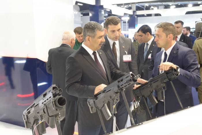 Ministro de Defensa en la exposición "MSPO-2017"