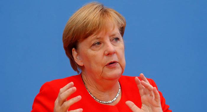 Tomatina al estilo alemán: Merkel en la línea de fuego (vídeo)