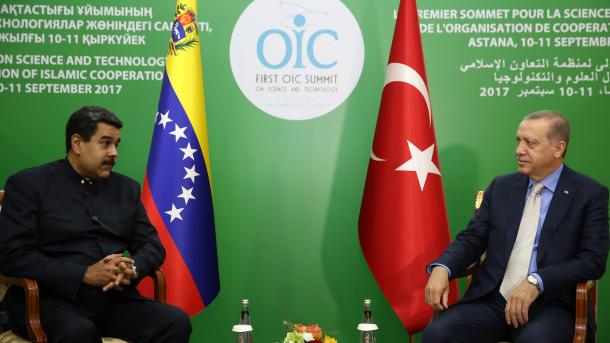 Maduro se reúne con Erdogan durante una visita a Kazajistán