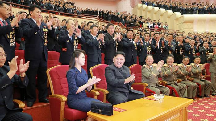Fotos únicas: la esposa de Kim Jong-un aparece en público para celebrar la última prueba nuclear