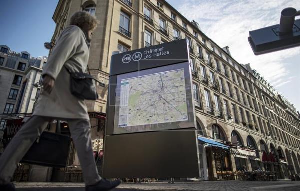 Un hombre armado con un cuchillo intenta agredir a un militar en París