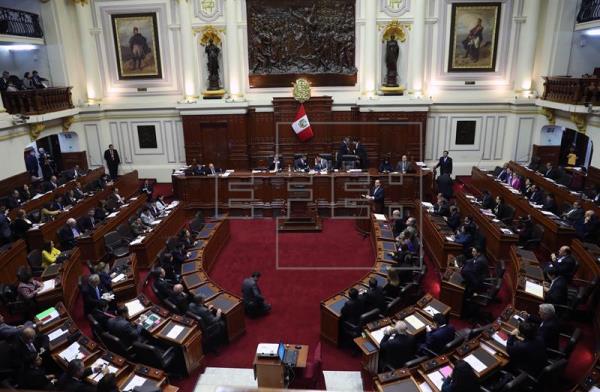 El Parlamento peruano fuerza el cese del primer ministro y todo su gabinete