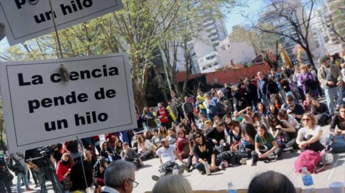 Estudiantes argentinos marchan contra reformas educativas de Macri